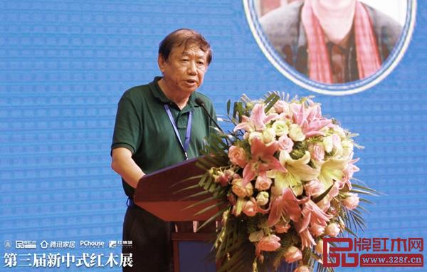 全国工商联第十一届执委、全联民间文物艺术品商会创会会长宋建文指出,新中式红木家具逐渐成为引领中国家具设计的风向标 全国工商联第十一届执委、全联民间文物艺术品商会创会会长宋建文指出,新中式红木家具逐渐成为引领中国家具设计的风向标