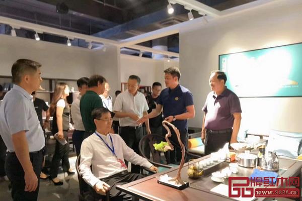 全国工商联第十一届执委宋建文、中山市大涌镇党委书记郭丛枢、广东省家具协会会长王克、中山市大涌镇镇长贺修虎等嘉宾到忆古轩展位参观,忆古轩董事长刘定杰(右一)、总经理刘宇(右二)与嘉宾们分享交流 全国工商联第十一届执委宋建文、中山市大涌镇党委书记郭丛枢、广东省家具协会会长王克、中山市大涌镇镇长贺修虎等嘉宾到忆古轩展位参观,忆古轩董事长刘定杰(右一)、总经理刘宇(右二)与嘉宾们分享交流