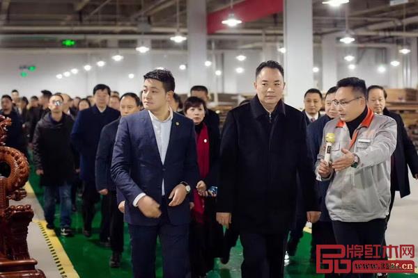 忆古轩总经理刘宇(左一)陪同南充市委书记宋朝华(左二)在全市重点项目拉练现场调研 忆古轩总经理刘宇(左一)陪同南充市委书记宋朝华(左二)在全市重点项目拉练现场调研
