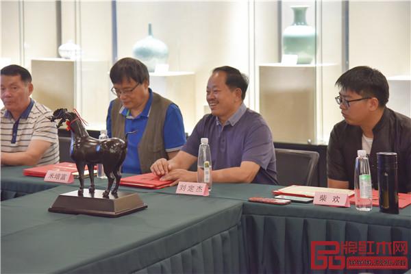 刘定杰(右二)分享获评感言 刘定杰(右二)分享获评感言