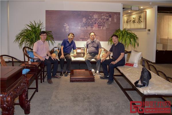 刘定杰(右二)与全国工商联第十一届执委、全联民间文物艺术品商会创会会长宋建文(左二),文物修复专家、青铜鉴定专家贾文忠(右一),北大资源研修学院文物学院院长刘雄(左一)在展会现场合影留念 刘定杰(右二)与全国工商联第十一届执委、全联民间文物艺术品商会创会会长宋建文(左二),文物修复专家、青铜鉴定专家贾文忠(右一),北大资源研修学院文物学院院长刘雄(左一)在展会现场合影留念