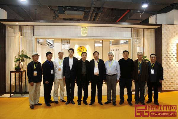 刘定杰(右五)与全国工商联第十一届执委、全联民间文物艺术品商会创会会长宋建文(左五),全联艺术红木家具专业委员会专家顾问、教育部教学改革示范专业“家具设计与制造”专业带头人彭亮(左三)等全联艺术红木家具委员会专家顾问团专家,在“忆古轩·世珀”展厅前合影留念 刘定杰(右五)与全国工商联第十一届执委、全联民间文物艺术品商会创会会长宋建文(左五),全联艺术红木家具专业委员会专家顾问、教育部教学改革示范专业“家具设计与制造”专业带头人彭亮(左三)等全联艺术红木家具委员会专家顾问团专家,在“忆古轩·世珀”展厅前合影留念