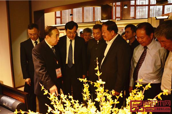2018中山红博会期间,忆古轩展厅吸引了国家人力资源和社会保障部原党组副书记、副部长杨志明(左二),广东省原常务副省长汤炳权(右二),国家文物局原常务副局长张柏(右一),中山市委书记陈旭东(左三),中山市政协主席丘树宏(左四),中山市大涌镇党委书记郭丛枢(左一)等领导参观走访,并与刘定杰(右三)亲切交流,展出的家具受到领导专家的一致好评 2018中山红博会期间,忆古轩展厅吸引了国家人力资源和社会保障部原党组副书记、副部长杨志明(左二),广东省原常务副省长汤炳权(右二),国家文物局原常务副局长张柏(右一),中山市委书记陈旭东(左三),中山市政协主席丘树宏(左四),中山市大涌镇党委书记郭丛枢(左一)等领导参观走访,并与刘定杰(右三)亲切交流,展出的家具受到领导专家的一致好评