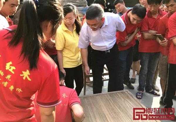 志成红木工厂全员参加质量管理会议,并现场轮流进行质检 志成红木工厂全员参加质量管理会议,并现场轮流进行质检
