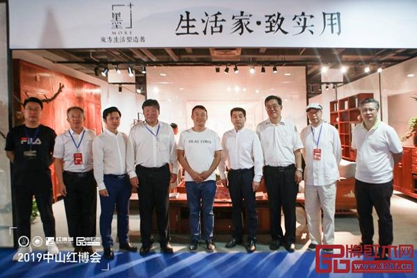 中国林业产业联合会副会长、北京林业大学原校长宋维明(左四)、国家林业和草原局森林资源管理司原副司长、国有林场GEF国家项目执行办公室技术顾问张松丹(右三)、中山市大涌镇镇长贺修虎(右四)、华南农业大学博士生导师李凯夫(左二)、教育部教学改革示范专业“家具设计与制造”专业带头人彭亮(右二)、中山市红木家具行业协会会长林志洪(右一)、全联艺术红木家具专业委员会执行会长、弘木传媒CEO林伟华(左三)与墨+新中式全国经销商代表韩仁广(左五)合影留念 中国林业产业联合会副会长、北京林业大学原校长宋维明(左四)、国家林业和草原局森林资源管理司原副司长、国有林场GEF国家项目执行办公室技术顾问张松丹(右三)、中山市大涌镇镇长贺修虎(右四)、华南农业大学博士生导师李凯夫(左二)、教育部教学改革示范专业“家具设计与制造”专业带头人彭亮(右二)、中山市红木家具行业协会会长林志洪(右一)、全联艺术红木家具专业委员会执行会长、弘木传媒CEO林伟华(左三)与墨+新中式全国经销商代表韩仁广(左五)合影留念