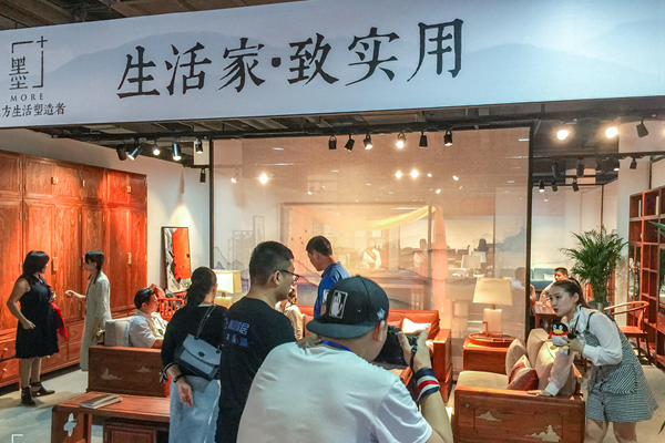 墨+新中式展位上不仅聚集各方同道者前来品鉴,还有腾讯家居主播进行现场直播 墨+新中式展位上不仅聚集各方同道者前来品鉴,还有腾讯家居主播进行现场直播