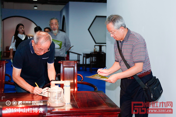中国明式家具研究所原所长濮安国（左二）、中国红木家具技术专家曹新民（左一）、华南农业大学博士生导师李凯夫（右一）在为伟世鸿泰《和谐茶台》现场打分，并给予高度评价