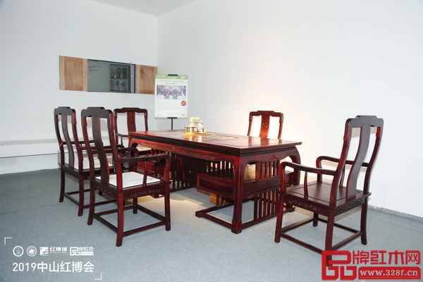 無名红木《印尼黑酸枝·明韵茶台》受到专家评审团高度评价 無名红木《印尼黑酸枝·明韵茶台》受到专家评审团高度评价