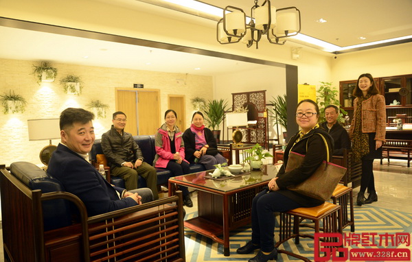 嘉宾团一行落座红古轩新中式红木红木家具 嘉宾团一行落座红古轩新中式红木红木家具