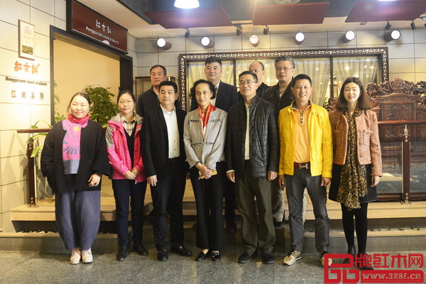 一众嘉宾领导在红古轩红木大厦合影留念 一众嘉宾领导在红古轩红木大厦合影留念