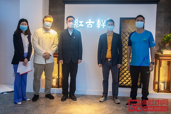 王克会长（左三）与中山市红木家具行业协会会长林志洪（左二）、红古轩总经理吴赤宇（右二）、厂长李仲良先生（右一）、营销总监杨晶女士（左一）合影留念