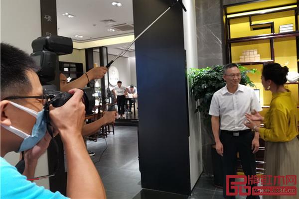 大涌镇党委书记郭丛枢在直播